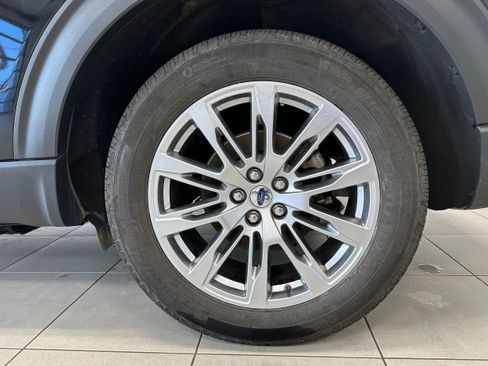 Used 2022 Ford Explorer XLT w/ Equipment Group 202A image 8