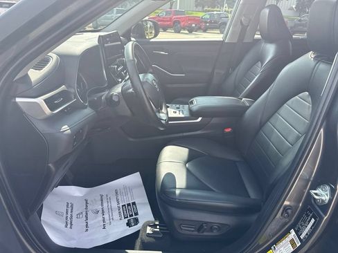 Used 2023 Toyota Highlander XLE AWD/4WD image 7