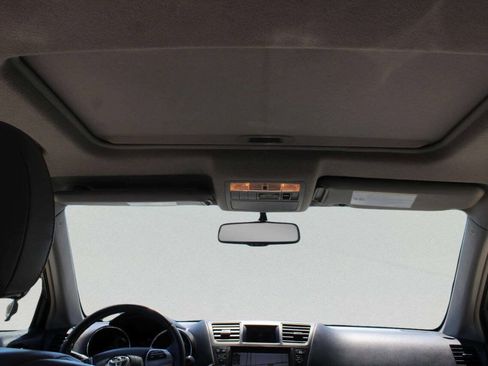 Used 2011 Toyota Highlander Limited w/ Tow Pkg AWD/4WD image 9