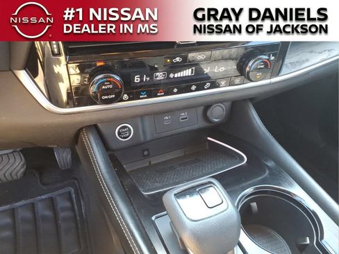 Used 2021 Nissan Rogue Platinum FWD image 18