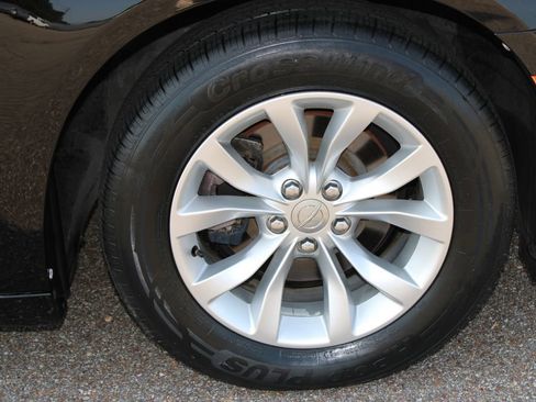 Used 2019 Chrysler 300 Touring RWD image 5