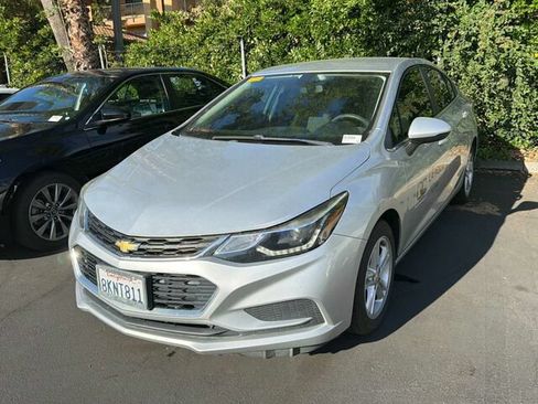 Used 2018 Chevrolet Cruze LT FWD image 2
