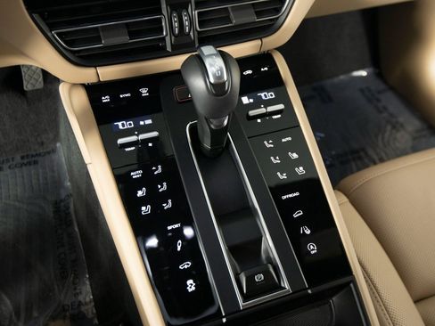 Certified 2024 Porsche Macan S image 26