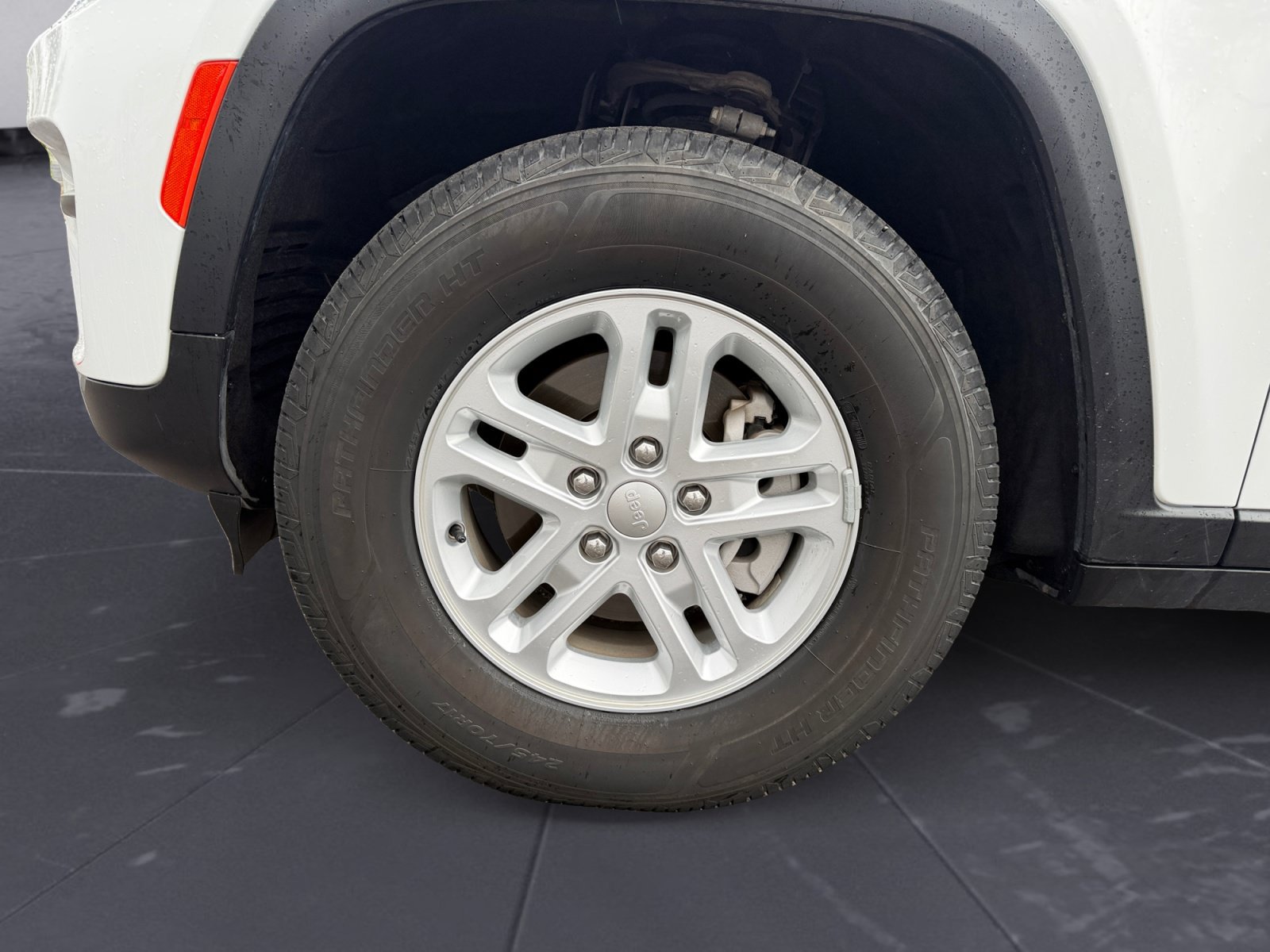 Used 2023 Jeep Grand Cherokee Laredo RWD image 14