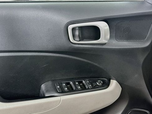 Used 2025 Hyundai Venue SEL FWD image 15