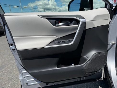Used 2020 Toyota RAV4 XLE w/ Convenience Package AWD/4WD image 19