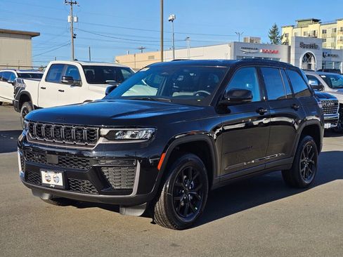 New 2026 Jeep Grand Cherokee Altitude image 4