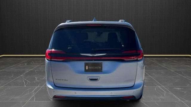 Used 2021 Chrysler Pacifica Touring-L FWD image 8