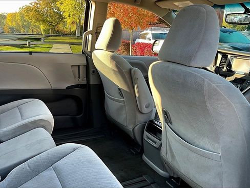 Used 2017 Toyota Sienna LE image 30