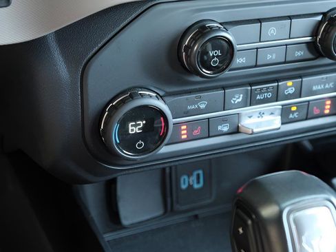 Used 2023 Ford Bronco Wildtrak image 17