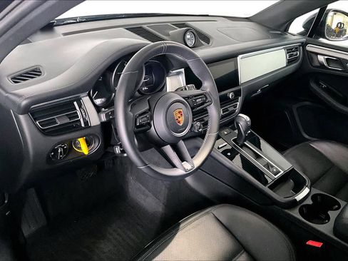 Used 2023 Porsche Macan Turbo image 15