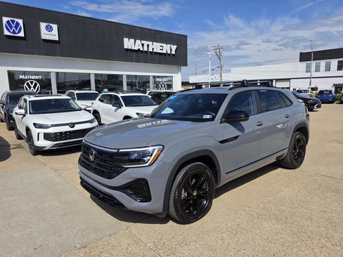 Used 2025 Volkswagen Atlas Cross Sport SEL R-Line AWD/4WD image 2