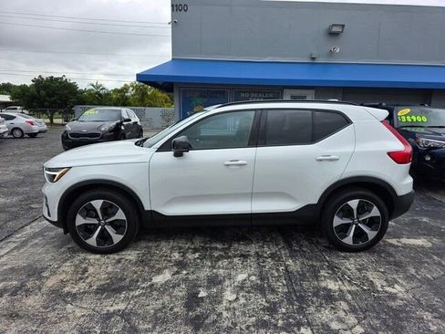Used 2024 Volvo XC40 B5 Plus image 4