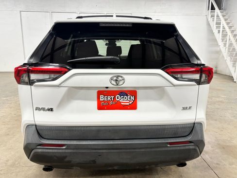 Used 2021 Toyota RAV4 XLE w/ Convenience Package FWD image 6