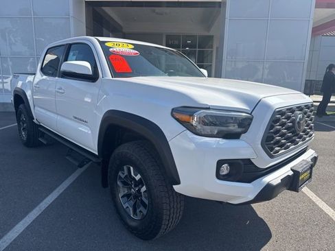 Certified 2023 Toyota Tacoma TRD Off-Road AWD/4WD image 5