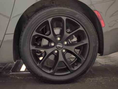 Used 2025 Chrysler Pacifica Limited FWD image 11