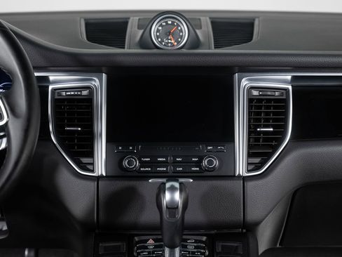 Used 2018 Porsche Macan image 36