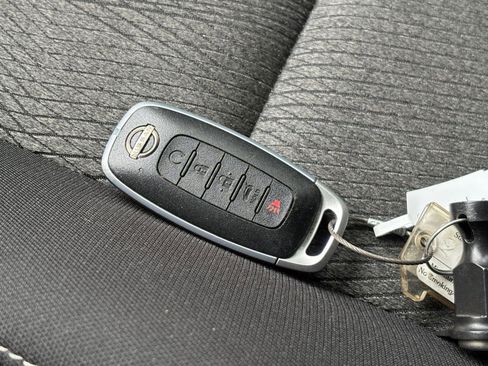 Used 2025 Nissan Rogue SV FWD image 21