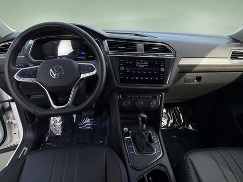Used 2024 Volkswagen Tiguan SE image 17