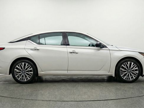 Used 2025 Nissan Altima 2.5 SV FWD image 11
