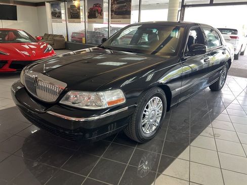 Used 2009 Lincoln Town Car Signature Limited image 1