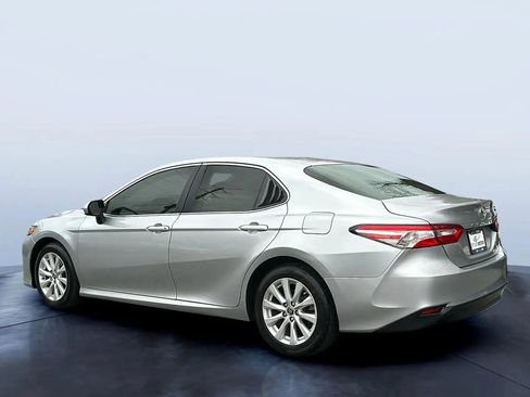 Used 2018 Toyota Camry LE FWD image 3