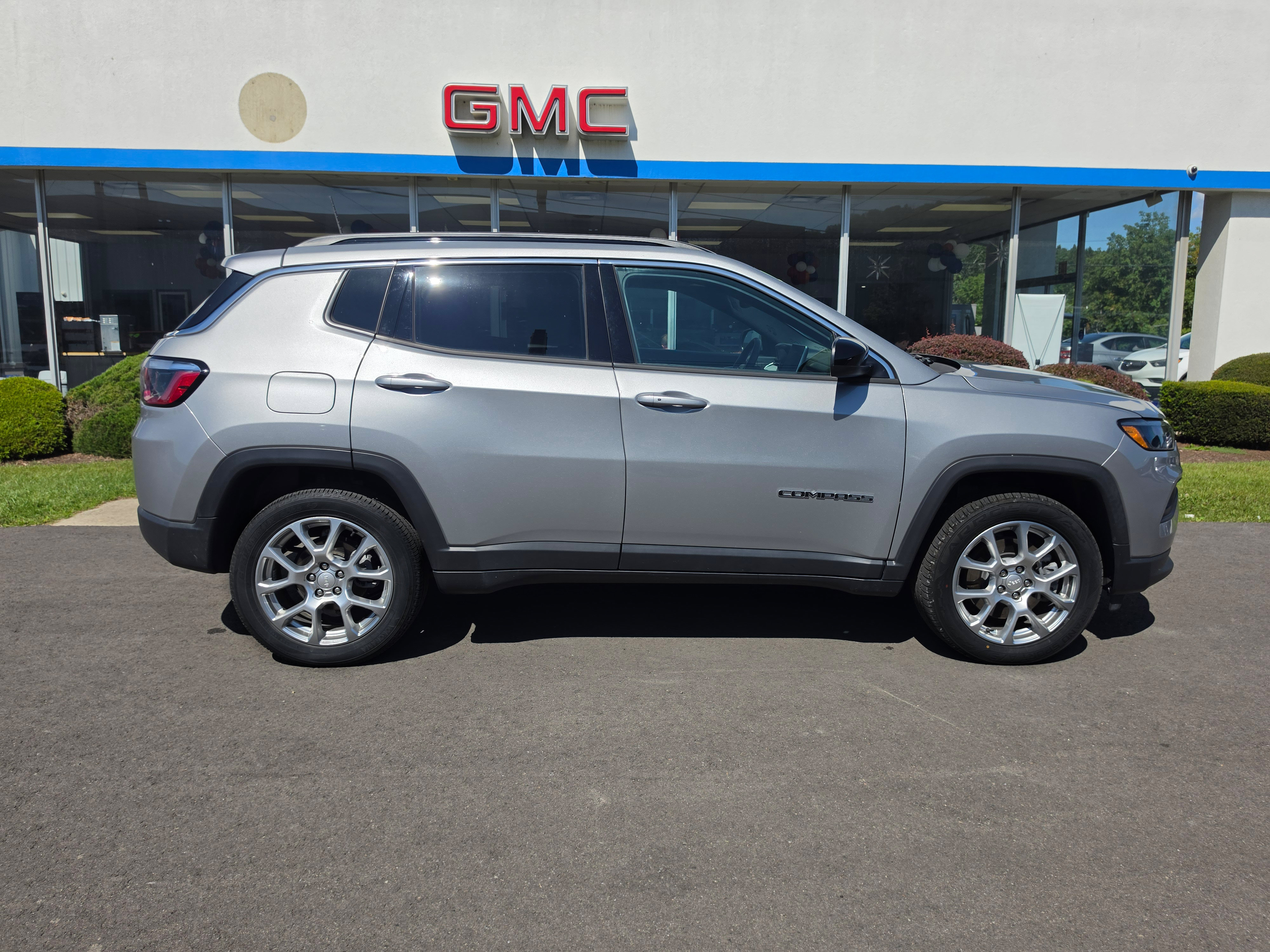 Used 2023 Jeep Compass Latitude w/ Sun and Sound Group AWD/4WD image 2