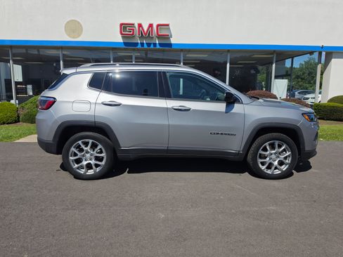Used 2023 Jeep Compass Latitude w/ Sun and Sound Group AWD/4WD image 2