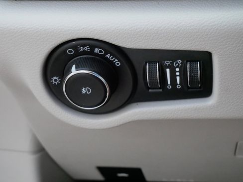 Used 2023 Chrysler Pacifica Touring-L FWD image 26