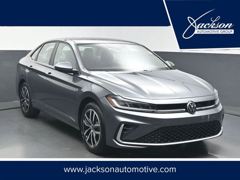 Used 2025 Volkswagen Jetta SE image 1