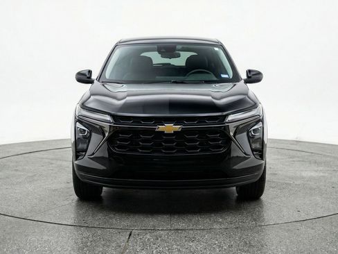 Used 2025 Chevrolet Trax LT FWD image 2