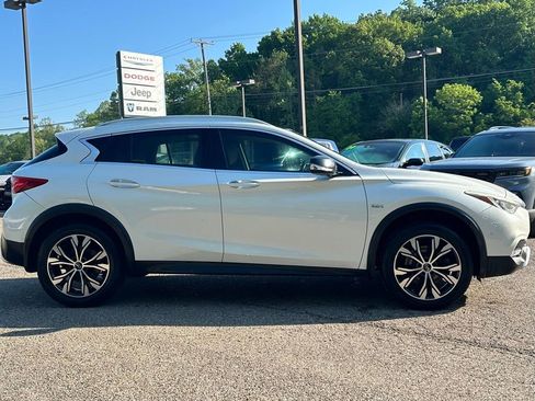 Used 2018 INFINITI QX30 Premium w/ Navigation Package AWD/4WD image 3