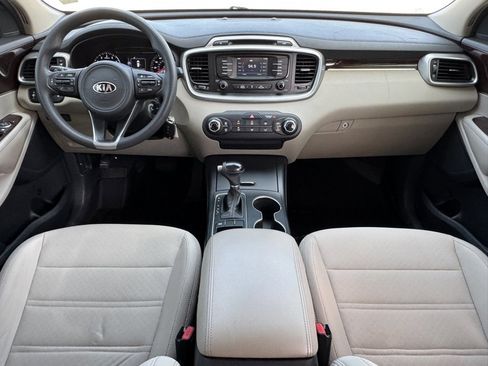 Used 2016 Kia Sorento LX image 12