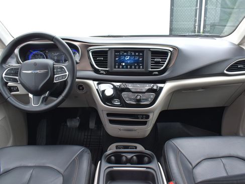 Used 2018 Chrysler Pacifica Touring-L FWD image 53