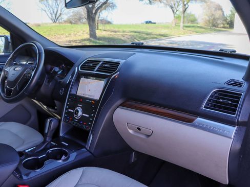 Used 2019 Ford Explorer Limited FWD image 24