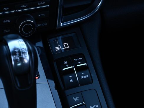 Used 2016 Porsche Panamera S image 21