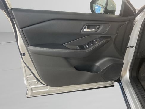 Used 2025 Nissan Rogue SV image 13