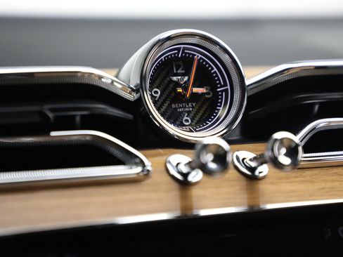 New 2025 Bentley Bentayga image 32