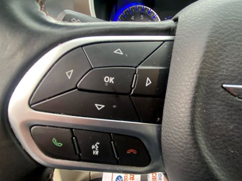 Used 2018 Chrysler Pacifica Touring-L w/ Tire & Wheel Group image 19