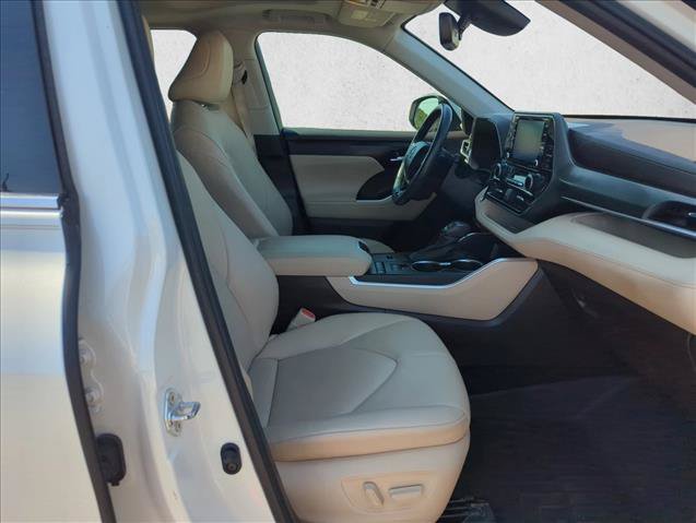 Used 2021 Toyota Highlander XLE FWD image 18