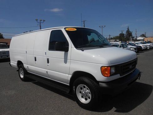 Used 2006 Ford E-250 and Econoline 250 Extended RWD image 3