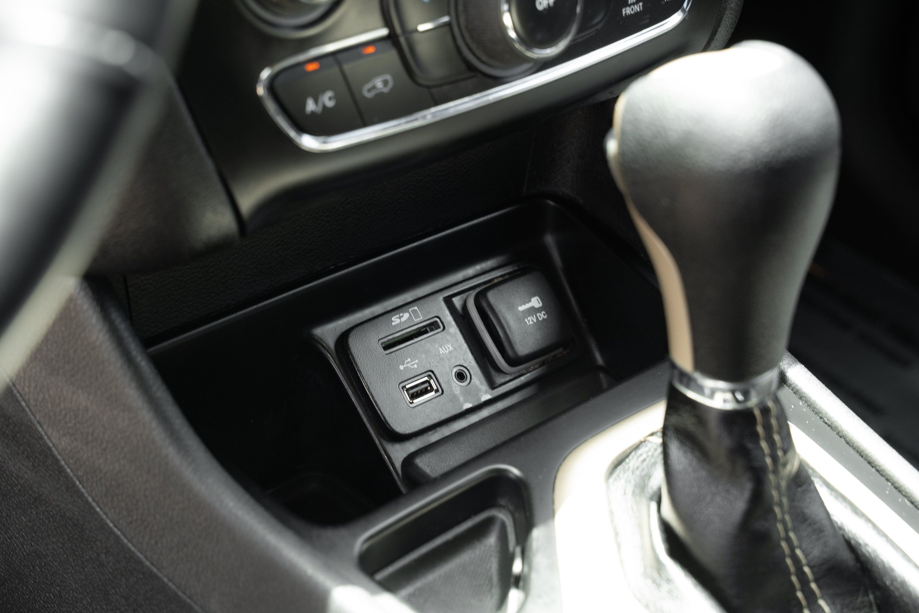 Used 2016 Jeep Cherokee Latitude w/ Cold Weather Group FWD image 13