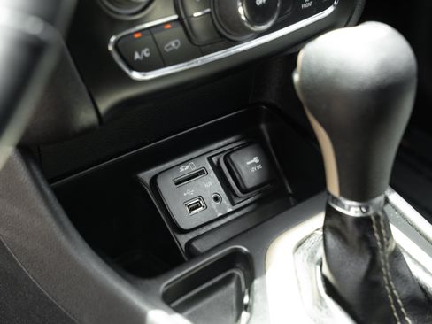 Used 2016 Jeep Cherokee Latitude w/ Cold Weather Group FWD image 13