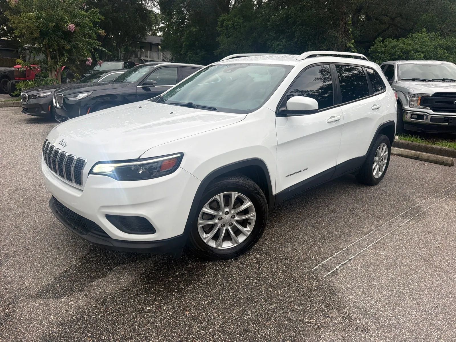 Used 2021 Jeep Cherokee Latitude FWD image 2