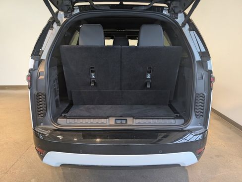 Used 2024 Land Rover Discovery Dynamic SE image 5