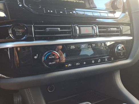 New 2025 Nissan Pathfinder SL image 12