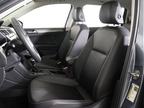 Used 2022 Volkswagen Tiguan SE w/ Panoramic Sunroof Package image 31