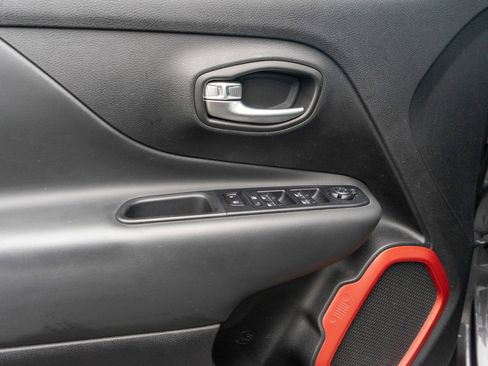 Used 2019 Jeep Renegade Trailhawk AWD/4WD image 14