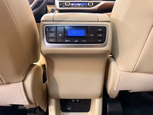 Used 2019 Toyota Highlander Limited Platinum AWD/4WD image 31