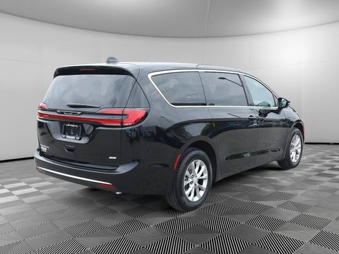 New 2027 Chrysler Pacifica Select AWD/4WD image 7